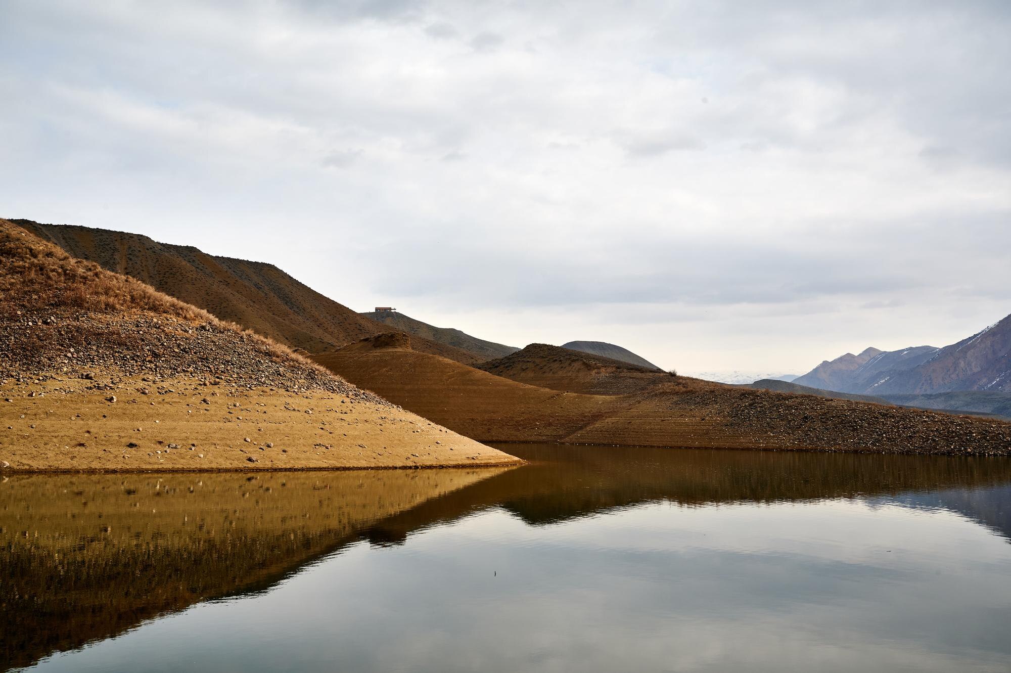 Paisaje árido y agua
